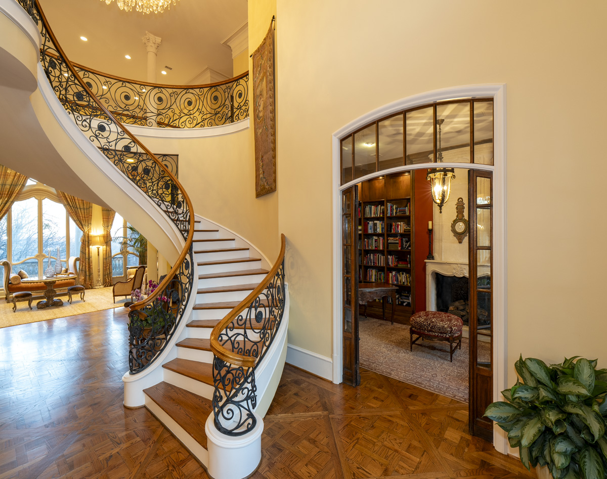 L'entrée et le bureau