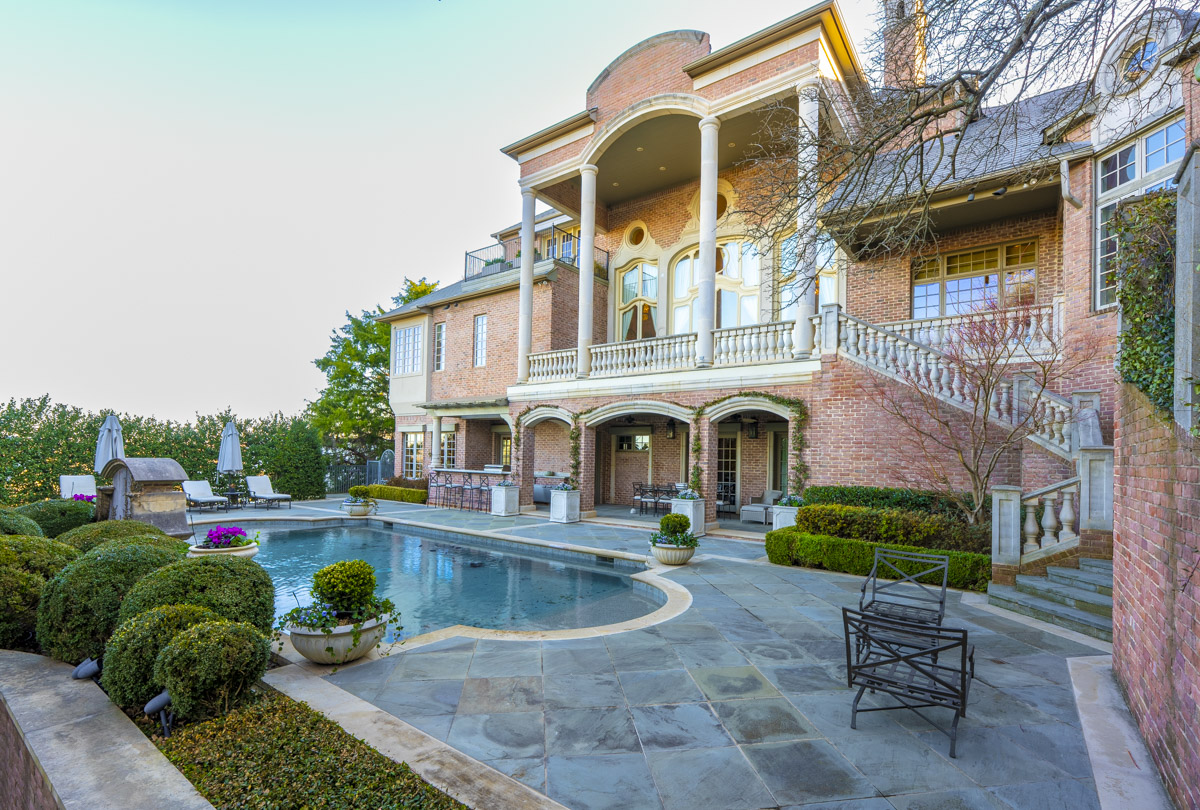 La piscine et la terrasse