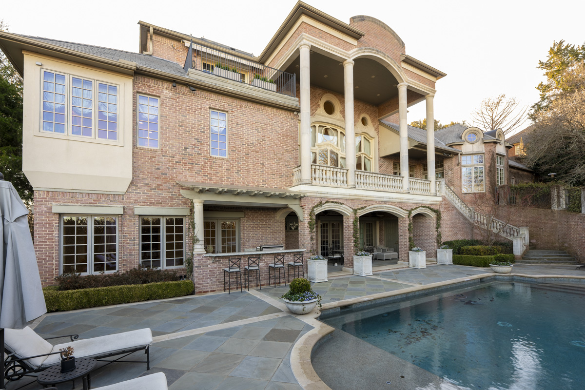 La piscine et la terrasse
