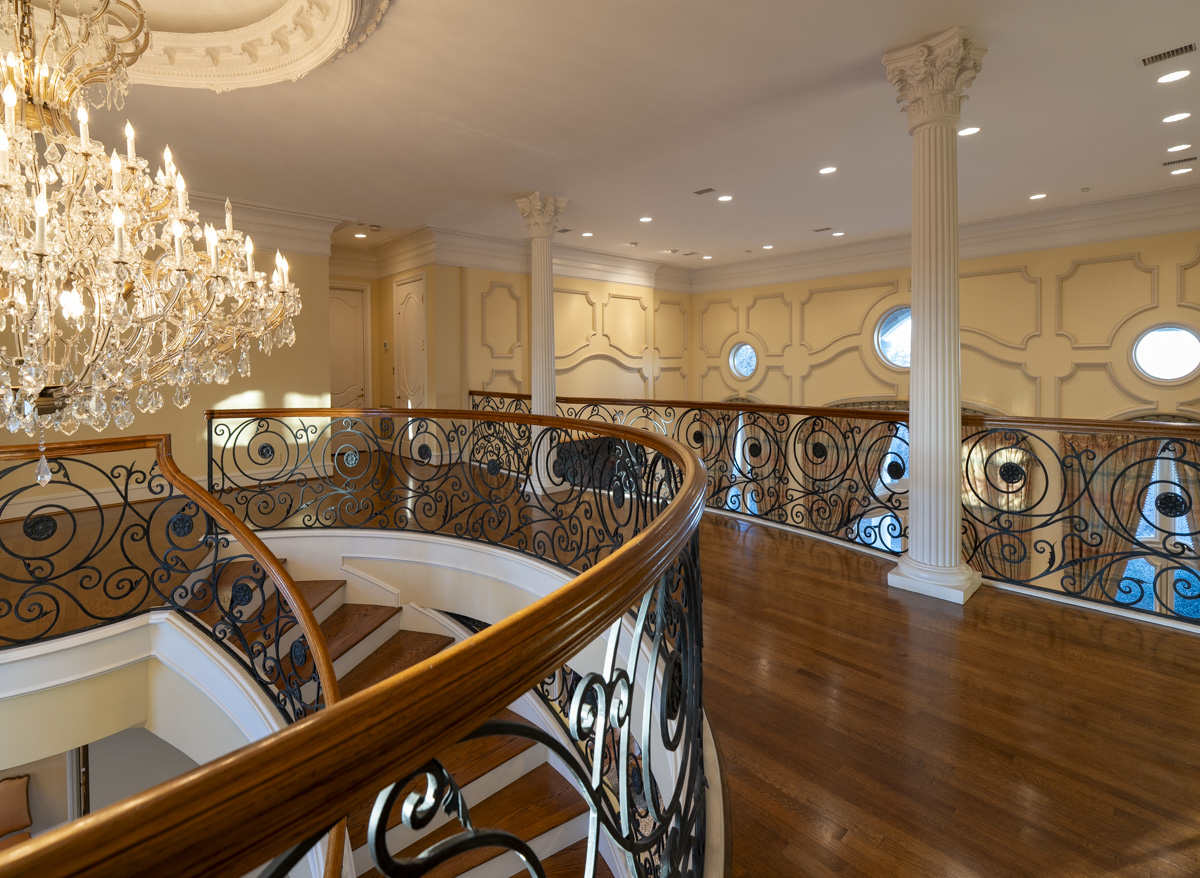 Le balcon et le lustre